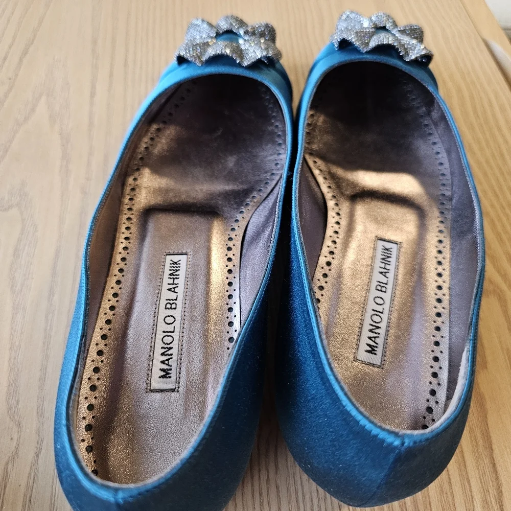 Manolo Blahnik Sinal Wave-Embellished Buckle Satin Flats, Blue - Picture 3 of 8
